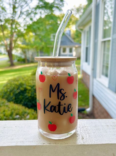 This personalized glass can makes a great gift for a teacher! Perfect for Christmas, teacher appreciation or end of the school year!  This is a 16 oz glass can made with outdoor grade adhesive vinyl. Handwashing is recommended to preserve the life of the glass.  There are 3 options- you can just get the can or the can with a lid, or the can with a lid and straw! The lids are bamboo and the straws are reusable glass straws. Teacher Vinyl Cups, Teacher Glass Cup Ideas, Cricut Teacher Appreciation Gifts, Teacher Cups, Appreciation Gifts Diy, Easy Fathers Day Craft, Teacher Holiday Gifts, Teacher Appreciation Gifts Diy, Cute Teacher Gifts