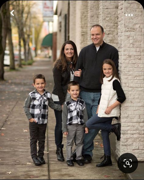 Family Photo Outfits Black, Urban Family Photography, Urban Family Photos, Creative Halloween Costume Ideas, Family Christmas Pictures Outfits, Urban Portraits, Family Photo Outfits Winter, Christmas Pictures Outfits, Fall Color Schemes