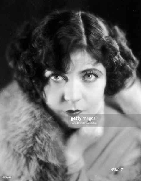 Renee Adoree (born Jeanne de la Fonte; 30 September 1898 – 5 October 1933) was a French actress who appeared in Hollywood silent movies during the 1920s. She is most famous for her role as Melisande in the melodramatic romance and war epic The Big Parade. Bebe Daniels, Silent Films, Hollywood Forever Cemetery, Dress Fur, Film Man, Baby Stars, Hollywood Film, Silent Film Stars, 1920s Art