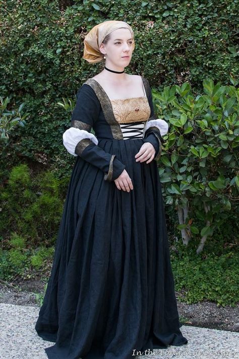 German Traditional Clothing, 16th Century Fashion, Tudor Costumes, German Outfit, German Dress, Medieval Clothes, Gown Inspiration, Medieval Dress, Medieval Clothing