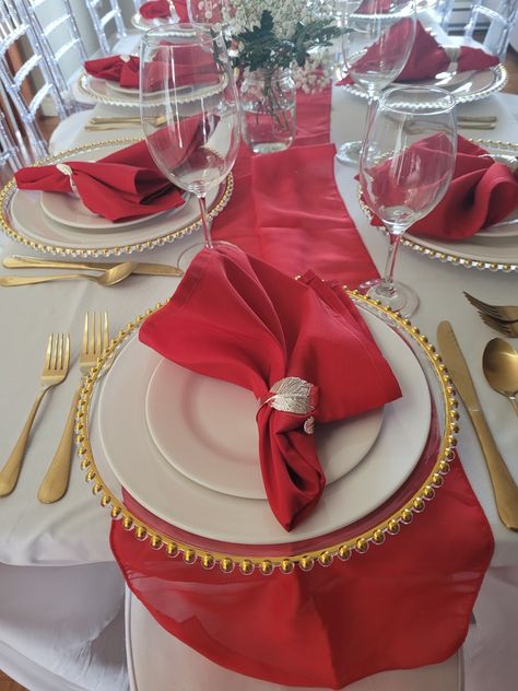 Gold and clear charger White plates Gold cutlery Red Napkin Silver Napkin ring Silver Chargers, Ros Gold, Red Napkins, Gold Napkins, Red Plates, Gold Cutlery, Silver Napkin Rings, Diy Event, White Table Cloth