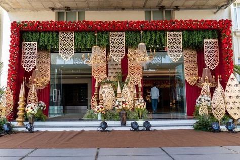 Traditional Stage Decoration, Wedmegood Decor, Ganpati 2023, Traditional Entrance, Wedding Decoration Idea, Traditional Backdrop, Ideas Wedding Decoration, Decoration Ideas Wedding, Wedding Decorations Ideas