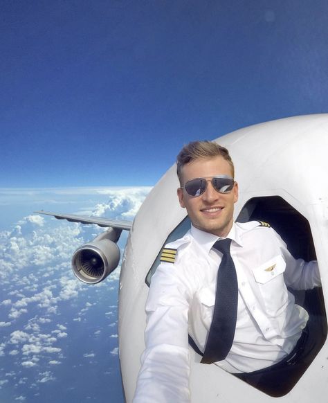 Pilot Patrick, Jas 39 Gripen, Jet Privé, Aquarius Quotes, Flight Attendant Life, Men Faces, Flight Crew, Photo Insta, Fashion Blogger Style