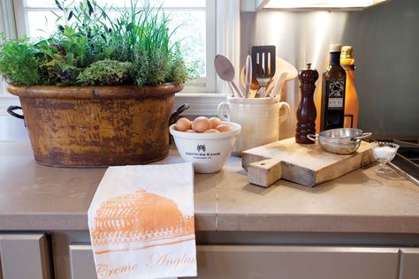 Liking the tub full of herbs Centerpieces Dining Table, Herb Centerpieces, Kitchen Nooks, Rustic Pot, Rustic Pots, Herb Planters, Herb Pots, All In The Family, Bachelor Pad