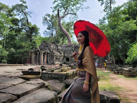 Siem reap Cambodia, Khmer traditional clothing #fashion #prettygirl #traditional #cambodia #cambodiantraditionalcostume #khmerart #khmer Siem Reap Outfit, Cambodia Traditional Clothing, Siam Reap Cambodia, Mondulkiri Cambodia, Khmer Traditional Clothes, Backpacking Panama, Cambodia Beaches, Travel Cambodia, Vietnam Backpacking