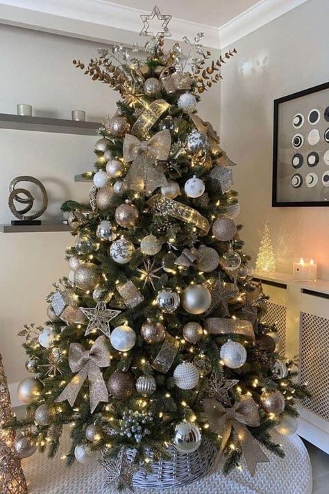 Gold And Silver Tree Decorations, Unique Christmas Trees Themes Ideas, How To Design Christmas Tree, Christmas Tress Ideas, Christmas Tree With Silver Ornaments, Xmas Trees Ideas Decoration, Little Christmas Tree Ideas, Xmas Tree Decorations Ideas, Chrismast Decoration Ideas