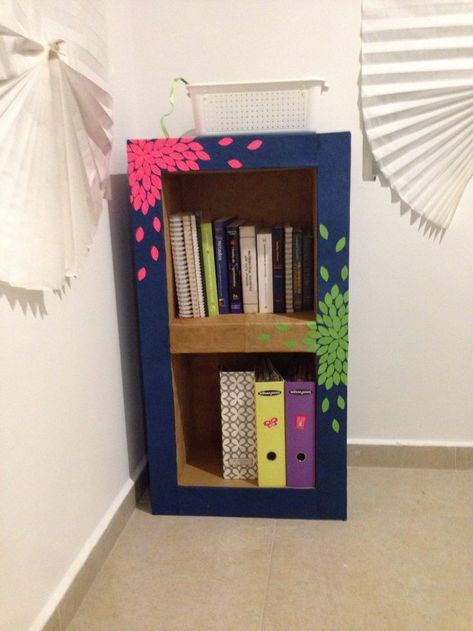 Diy Book Shelf Cardboard, Diy Library Room, Diy Box Organizer, How To Make Bookshelves, Cardboard Book, Diy Summer Crafts, Toy Shelves, Homeschool Crafts, Small Bookcase