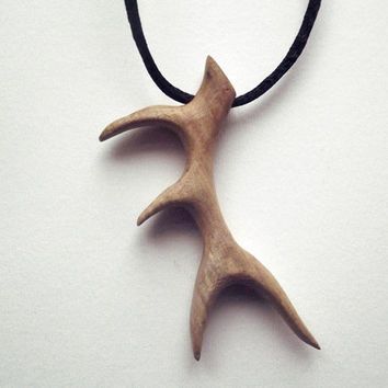 Deer Antler Necklace, Deer Antler Jewelry, Carved Antler, Wood Jewelry Diy, Deer Antlers Necklace, Wooden Jewelery, Hand Carved Jewelry, Carving Projects, Antler Crafts