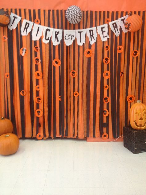 Diy Halloween Pictures Background, Fall Carnival Photo Backdrop, Halloween Picture Booth Ideas, Halloween Back Drops Photo Backdrops, Easy Halloween Photo Backdrop, Halloween Selfie Wall, Halloween Party Picture Backdrop, Halloween Picture Backdrop, Diy Halloween Backdrop For Pictures