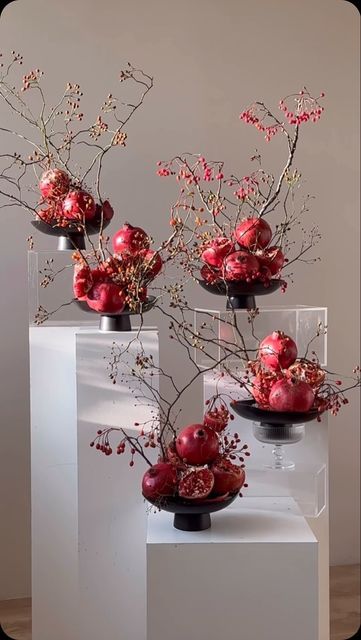 Christmas Pomegranate Decoration, Floral Arrangements With Pomegranates, Yalda Night Food, Pomegranate Wedding Theme, Christmas Fruit Centerpieces, Yalda Table Design, Pomegranate Christmas Decor, Floral Arrangements With Fruit, Pomegranate Floral Arrangement