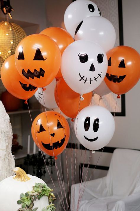 enfeites de halloween Halloween Themed Birthday Party, Dekorasi Halloween, Uhyggelig Halloween, Halloween Party Decor Diy, Halloween Decor Diy, Easy Halloween Party, Halloween Fest, Casa Halloween, Easy Halloween Decorations