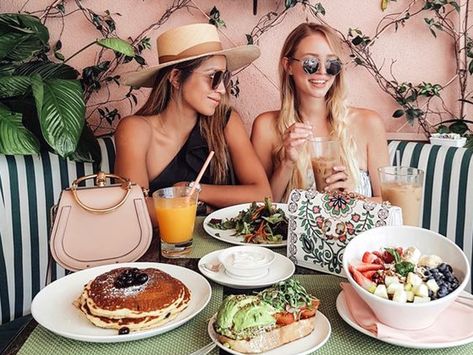 Looking for the best places for brunch in Miami? Here our our top picks. Grab some friends, and enjoy some drinks and breakfast food; is there anything better?! Brunch In Miami, Brunch Miami, Healthy Microwave Meals, Maple Bacon Pancakes, Miami Outfit, Miami Design District, Tater Tot Breakfast, Pancake Bites, Mimosa Recipe