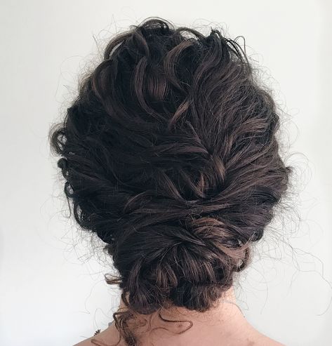 Naturally curly hair in a low bun. Textured hair boho style by @sbhm_stylists Curly Bridal Hair, Curly Bun Hairstyles, Curly Wedding Hair, Curly Hair Updo, Low Bun, Bridal Hair And Makeup, Boho Hairstyles, Metallic Hair, Wedding Hair And Makeup