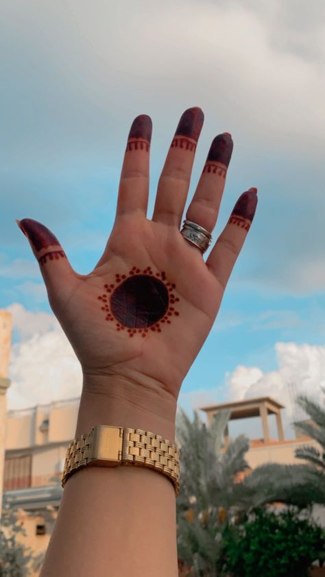 Basic Finger Mehndi Designs, Easy Heena Mehendi Designs, Mehedi Degins Simple Aesthetic Back Hand, One Line Mehendi Design, Mehendi Designs For Hands Simple Palm Easy, Mehedi Degins Simple Aesthetic, Mehendi Easy Designs, Easy Simple Mehendi Designs, Simple Mehandi Designs Palms Beautiful