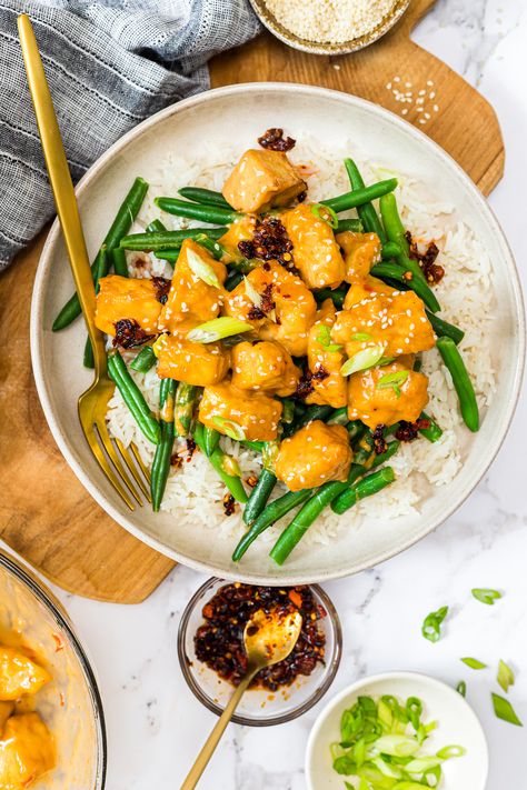 This recipe will get you craving tofu! Try bang bang tofu bowls for an easy, healthy, and plant-based dinner on busy days. Bang Bang Tofu, Korean Vegetarian, Vegan Proteins, Tofu Bowls, Tofu Bowl, Yummy Dishes, Steamed Green Beans, Plant Based Dinner, High Protein Vegan