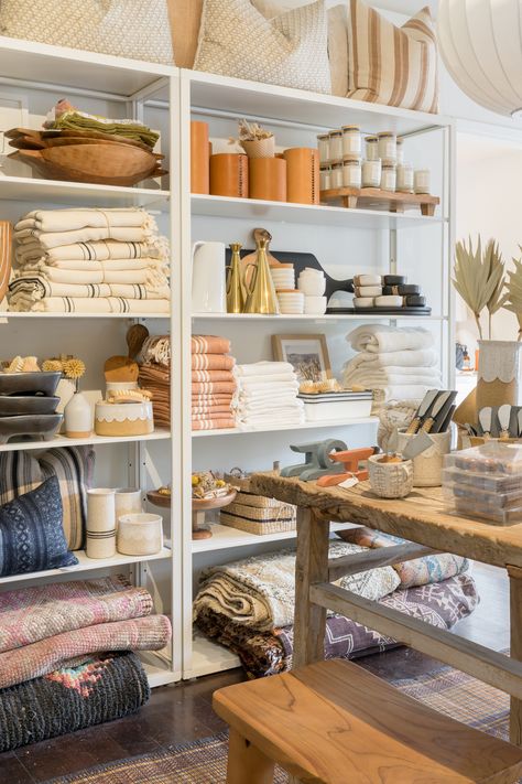 Retail Store Setup Ideas, Vintage Store Layout, Boho Boutique Display, Anthropologie Store Display, Desert Style Home, Maximizing Closet Space, Coastal Boutique, Boho Living Room Decor Ideas, Interior Design Boutique