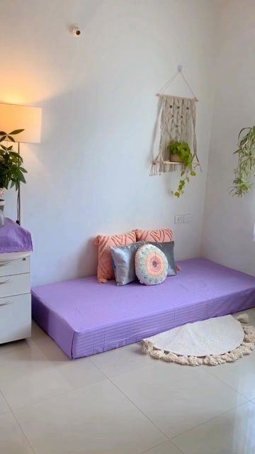 Rent Room Decor, Floor Beds Aesthetic, Bed On Floor Ideas Boho, Bed On Floor Ideas Small Room, Small Room Arrangement, Hostel Room Ideas, Floor Bed Ideas For Adults, Room Decor Hostel, Small Bedroom Arrangement