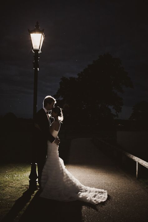 Novios sobre farola Country Wedding Pictures, Night Wedding Photos, Night Time Wedding, Photo Grid, Night Pictures, Wedding Photography Tips, Gowns Wedding, Wedding Engagement Photos, Photo Couple