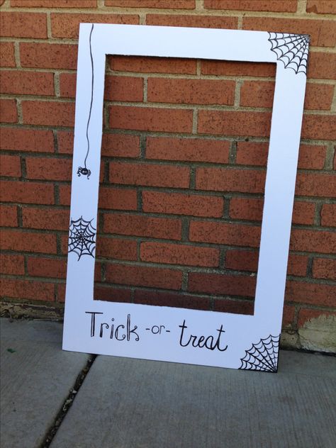 Diy Backdrop Halloween, Diy Halloween Photo Booth Frame, Halloween Party Backdrop Diy, Halloween Polaroid Frame, Halloween Diy Photo Backdrop, Halloween Selfie Frame, Halloween Picture Backdrop Diy, Photo Wall Halloween, Halloween Photobooth Idea