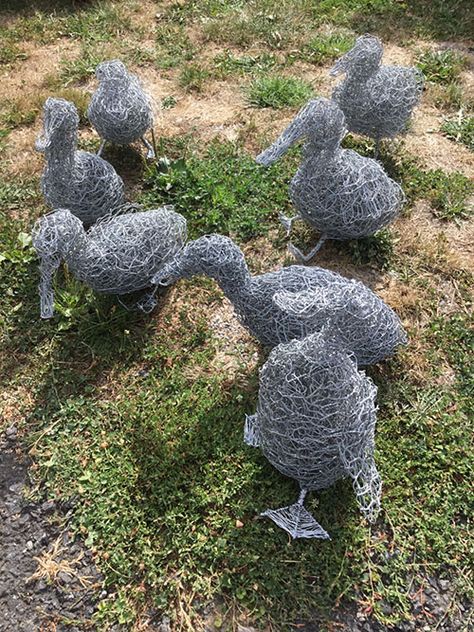 Chicken Wire Art Sculpture, Chicken Wire Sculpture Diy, Chicken Wire Sculpture, Chicken Wire Art, Sculpture Diy, Metal Sculptures Garden, Wire Sculptures, Wire Art Sculpture, Garden Sculptures