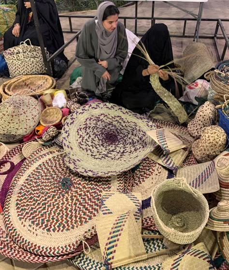 Saudi Design, Uae Traditional Theme, Uae Culture Art, Palm Weaving, Uae Flag Day Drawing, Uae Culture And Heritage, Dubai Traditional Architecture, Saudi Arabia Heritage, Witchcraft Design