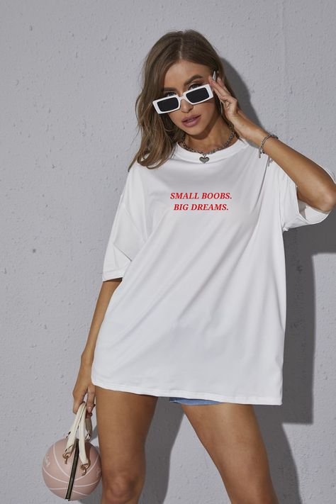 oversized tee woman, woman tee, tshirt für damen, weises tshirt, tshirt bedrucken idee, tshirt idee, stylishes tshirt, white shirt, red caption, aesthtic tee, street style outfit inspo Dream Tea, Big Dreams, Oversized Tee, Street Style Outfit, Style Outfits, Dream Big, White Shirt, Street Style, Outfit Inspo