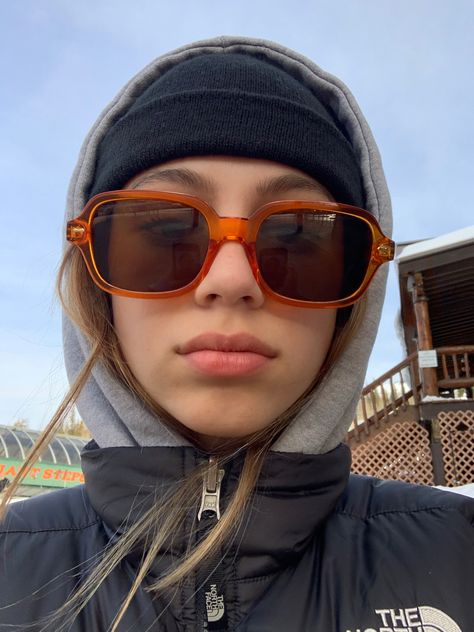 Fits With Sunglasses, Outfits With Sunglasses Aesthetic, Trendy Beanie For Streetwear, Wearing Sunglasses Aesthetic, Gogles Girl Aesthetic, Beanies Aesthetic Girl, Sunglasses Outfit, 사진 촬영 포즈, Shotting Photo