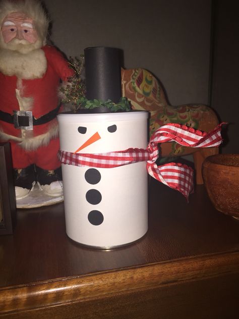 Snowman Wrapping, Wrapping Ideas, Crafty Craft, Christmas Snowman, Simple Way, Happy Holidays, Decorative Jars, Gift Wrapping, Holidays