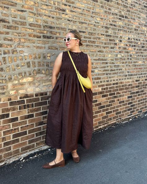 Plus Size Minimalist Outfits, Long Dress Outfit Ideas, Shirred Dress Tutorial, Loose Clothing Style, Dress Midsize, Casual Dress Outfit, Madewell Bag, Dress Tutorial, Loose Dresses