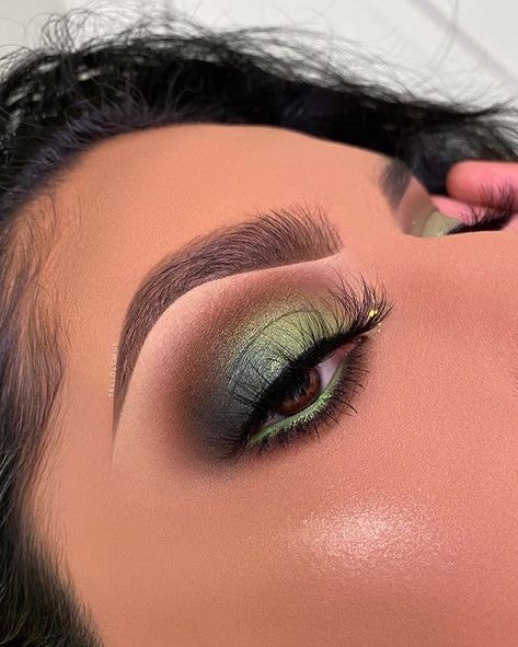 Makeup Green Looks, Emerald Green Makeup Looks Prom, Green Makeup Inspiration, Green Baddie Makeup, Green Glam Eyeshadow, Stary Night Makeup Look, Green Eye Makeup Looks, Green Prom Makeup, Makeup With Green