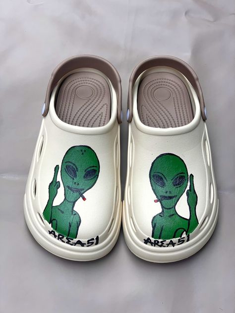 Custom Painted Crocs, Custom Crocs Shoes Paint, Croc Painting Ideas, Painted Crocs, Black Sketchbook, Crocs Ideas, Custom Crocs, Custom Shoes Diy, Shoes Diy