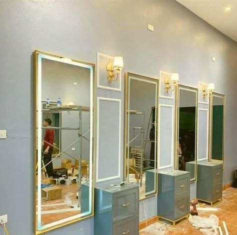 Salon Lights Ideas, Saloon Mirror Design Ideas, Salon Interior Design Ideas Furniture, Parlour Design Ideas, Salon Mirror Design, Saloon Interiors Ideas, Beauty Parlour Design, Parlour Interior Design Beauty, Salon Mirror Ideas