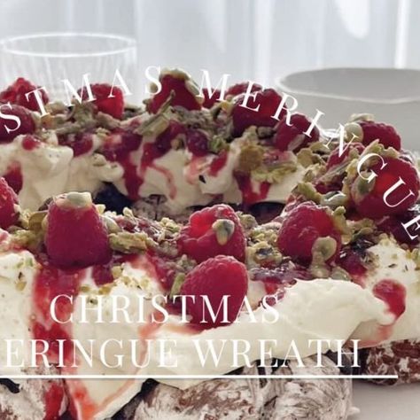 Raspberry Meringues, Meringue Wreath, Meringue Christmas, Christmas Meringue, Crushed Pistachios, Mini Pavlovas, Raspberry Meringue, Raspberry Coulis, Gold Chocolate