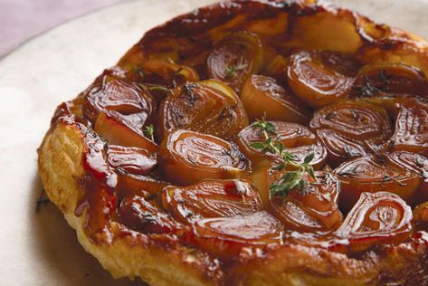 Shallot Tarte Tatin Tarte Tatin Pear, Shallot Puff Pastry Tart, Shallot Tart, Shallot Tarte Tatin, Tart Tatin, Tarte Tatin Recipe, Roasted Shallots, Caramelized Shallots, Puff Pastry Tart