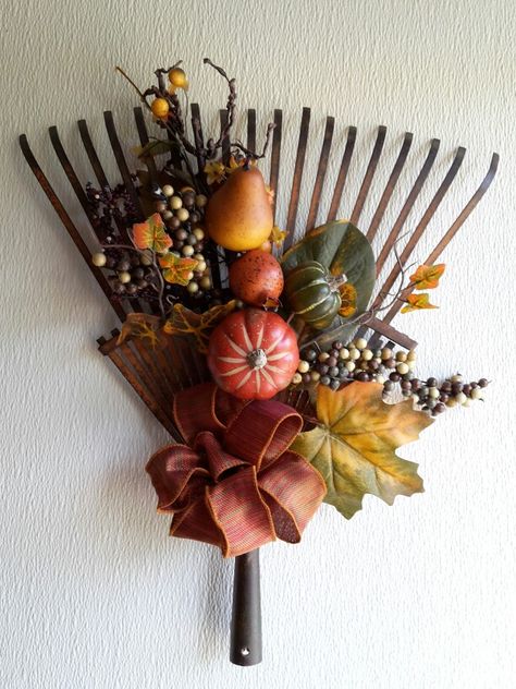 Rake Wreath, Rake Decor, Tool Crafts, Recycled Planters, Fall Yard Decor, Pinecone Crafts Kids, Amazing Food Decoration, Fall Flower Arrangements, Halloween Crafts Decorations