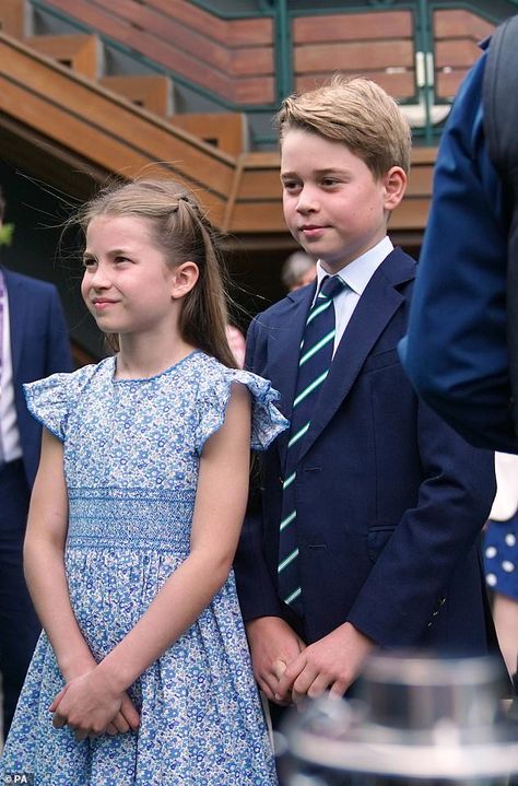 Prince William Et Kate, Princesa Charlotte, George Alexander Louis, Principe William, Floral Frocks, Princesa Diana, Prince William And Kate, Prince George, Princess Charlotte