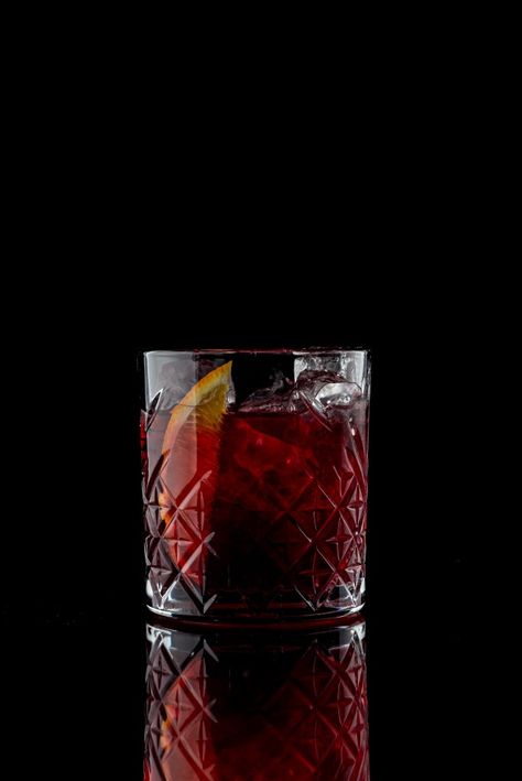 Negroni Wallpaper, Food On Black Background, Foto Cocktail, Pisco Drinks, Cocktail Background, Cocktail Wallpaper, Cocktail Pictures, Casino Jackpot, Negroni Cocktail