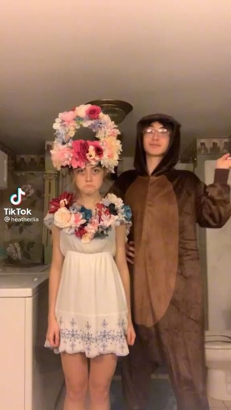 70s Witch Costume, Dynamic Movie Duos, Easy Film Costume Ideas, Carrie Couples Halloween Costume, Midsommar Couple Costume, Halloween Costumes With Stuff You Have, Not Basic Halloween Costumes Couples, Indie Couple Halloween Costumes, Indie Halloween Costumes Couples