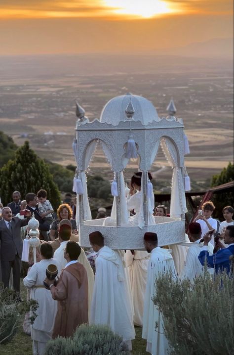 Wedding Venues Moroccan, Moroccan Jewish Wedding, Wedding In Morocco, Moroccan Nikkah, Arab Wedding Traditions, Moroccan Wedding Aesthetic, Moroccan Wedding Decor, Traditional Moroccan Wedding, Moroccan Weddings