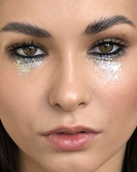 Euphoria Makeup Looks Glitter, Sparkling Makeup Glitter, Grunge Sparkle Makeup, Glitter Looks Make Up, Sparkle Tears Makeup, Makeup Sparkle Glitter, Grunge Festival Makeup, Makeup Ideas Glitter Sparkle, Aesthetic Glitter Makeup