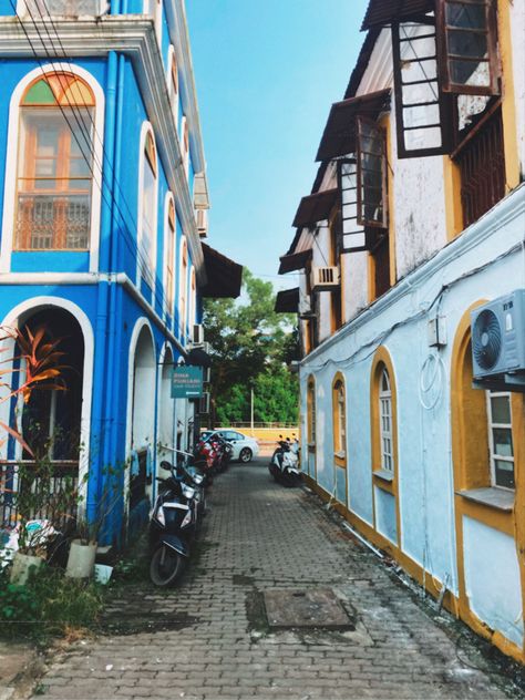 Random street in goa Goa Streets, Goa Aesthetic, India Aesthetic, Kgf Photos Hd, Goa Travel, Open Hairstyles, Photos Hd, Goa, Vintage House