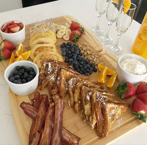 Breakfast Suprise Ideas, Brunch Surprise Party, Breakfast Boyfriend Surprise, Breakfast Ideas For My Husband, Birthday Breakfast Ideas For Wife, 50th Birthday Breakfast Ideas, Birthday Breakfast Buffet Ideas, Birthday Morning Breakfast Ideas, Birthday Breakfast Board