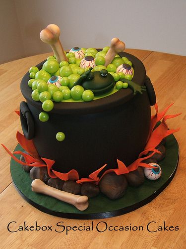 Cauldron Cake - I would like to put small glass vales of dry ice and water to make it mist over the cake. Witches Cake, Super Torte, Halloween Torte, Torte Creative, Cauldron Cake, Dessert Halloween, Witch Cauldron, Torte Cupcake, Halloween Cake