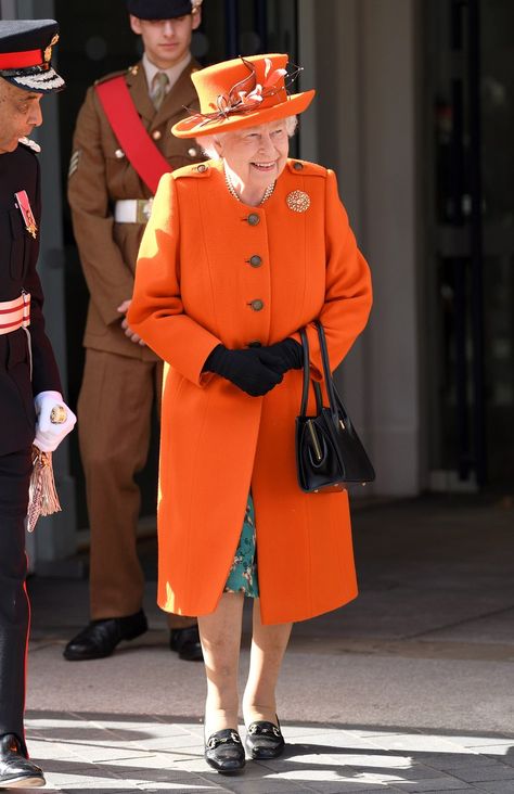 Queen Elizabeth Outfits, Queen Elizabeth Fashion, Queen Elizabeth Ii Reign, First Instagram Post, Wallis Simpson, Rainha Elizabeth Ii, Reine Elizabeth, Elisabeth Ii, Her Majesty The Queen