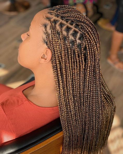 Aysha on Instagram: “Small KNOTLESS braid 📲 2023528401 text for book  #silverspring #silverspringbraids #neatbraider #neatbraidstyles #marylandbraider…” Knotless Braids With Color, Braids With Color, Colored Box Braids, Colored Braids, Box Braids Hairstyles For Black Women, Braids Hairstyles Pictures, Pelo Afro, Short Braids, Box Braids Styling