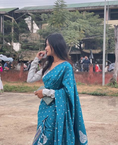 Mekhela Sador Poses, Sador Mekhela Photo Pose, Mekhela Sador Aesthetic, Mekhela Chador Aesthetic, Mekhla Sador, Sador Mekhela, Nadine Lustre Fashion, Mekhela Sador, Mekhela Chador