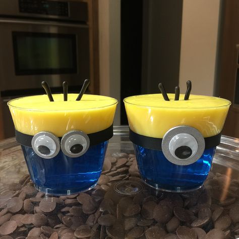 Minion pudding/jello cups by @simplysweetbyhelen (Instagram)                                                                                                                                                                                 More Minions Birthday Theme, Minion Craft, Jello Cups, Despicable Me Party, Minion Theme, Minion Banana, Minion Birthday Party, Minion Cake, Minion Birthday