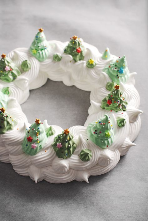 Peppermint Meringues Recipe, Pavlova Recipe Christmas, Christmas Wreath Pavlova, Christmas Merengue, Holiday Pavlova, Holiday Meringues, Christmas Pastry Ideas, Wreath Pavlova, Christmas Pavlova Recipe