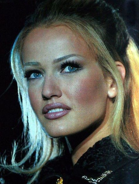 Karen Mulder | 2021-08-23 Karen Mudler, 1990s Makeup, Karen Mulder, Models 90s, 90s Makeup, Stephanie Seymour, Romee Strijd, 80s And 90s Fashion, 90s Supermodels