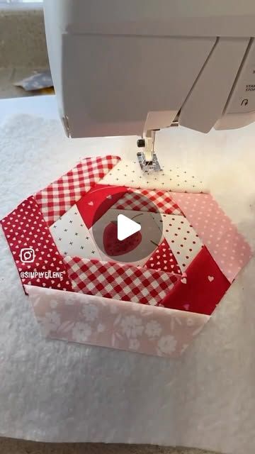 How To Make Hexagons For Quilting, Fabric Cafe Pattern Free, Quilt As You Go Patterns, Quilting Ideas Patterns, Quilt As You Go Tutorial Easy, Quilt As You Go Hexagons, Quick Quilting Projects, Small Quilting Projects, Quilt Coasters